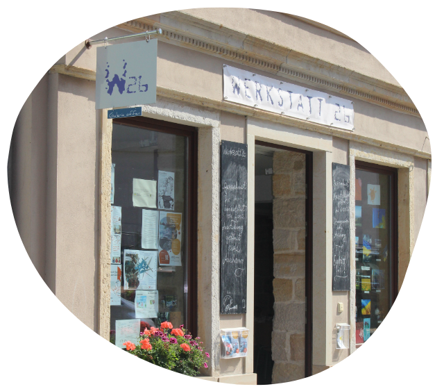 Ein Bild von zwei Personen, die auf einem Straßenfest große Seifenblasen machen.