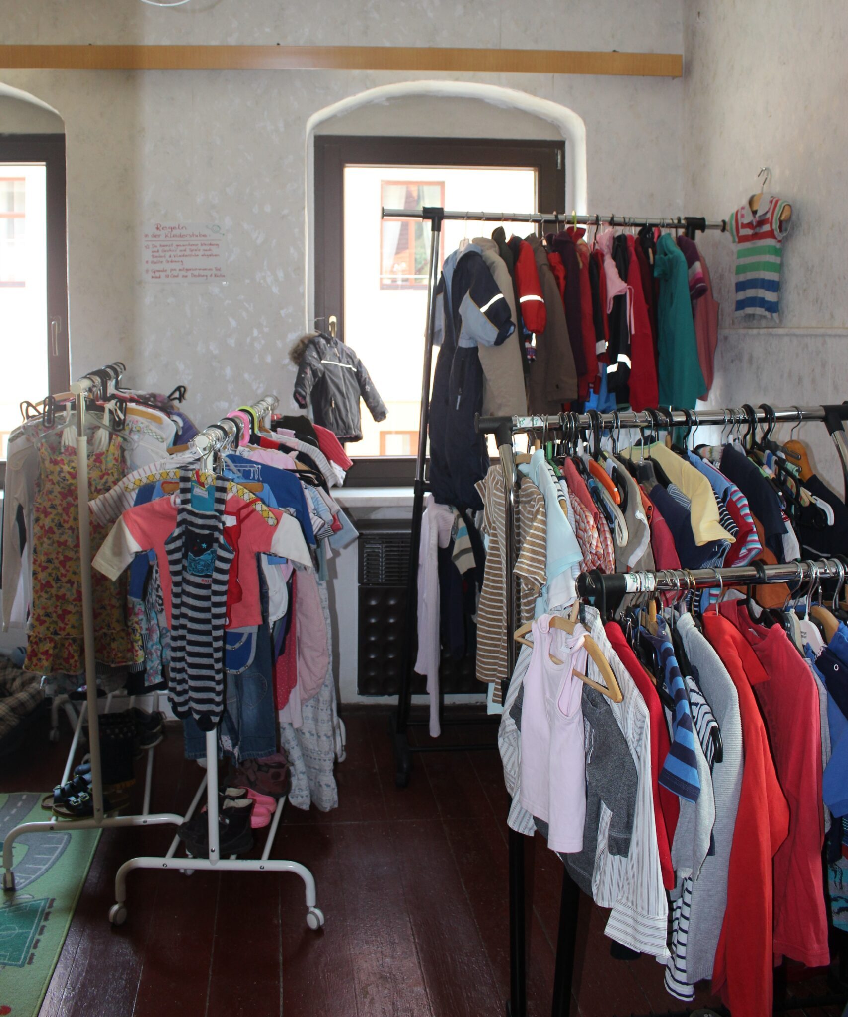 Ein Foto von Kleiderregalen in der Werkstatt 26