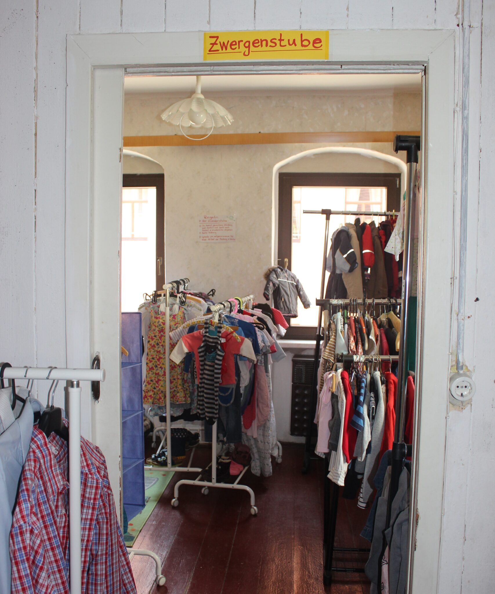 Fotos von Kinderkleidern in der Werkstatt 26