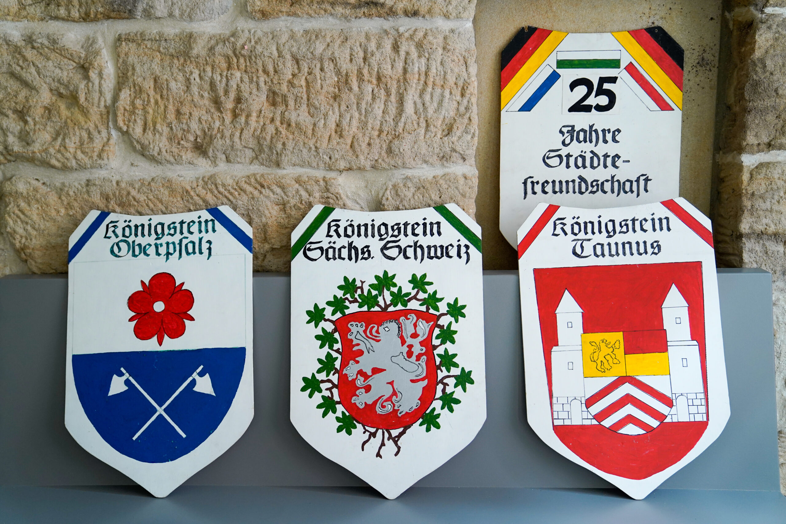 Ein Foto von den Wappen der drei Königsteins im Taunus, der Oberpfalz und Sachsen