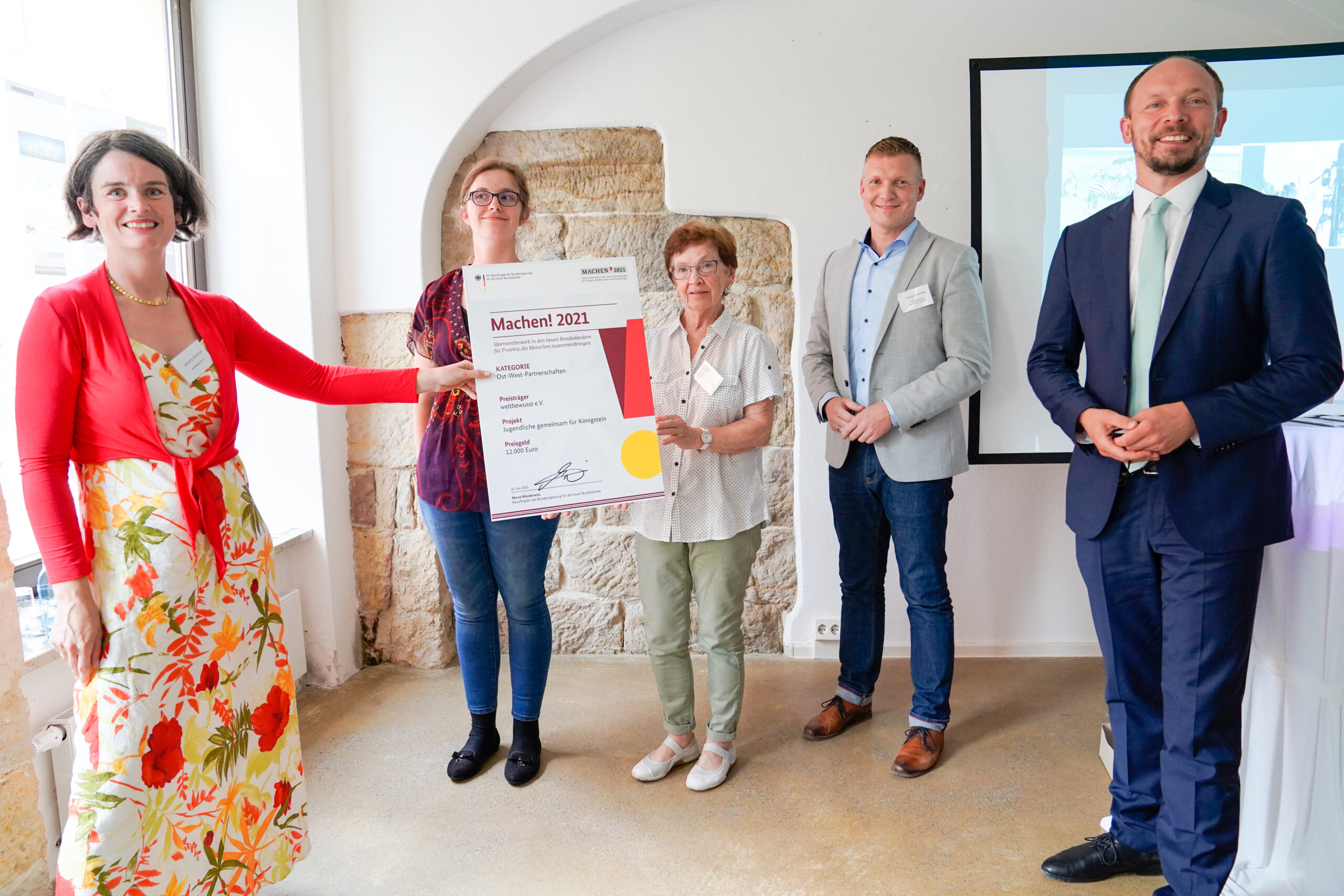 Ein Foto von der Überreichung der Urkunde zum Preis "Machen 2021" ans Team von weltbewusst