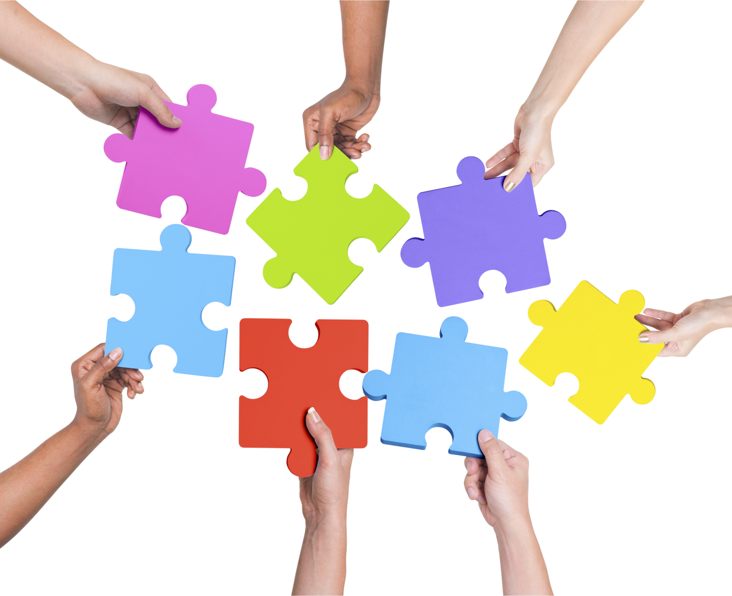 Ein Bild von vielen Händen, die große bunte Puzzleteile halten