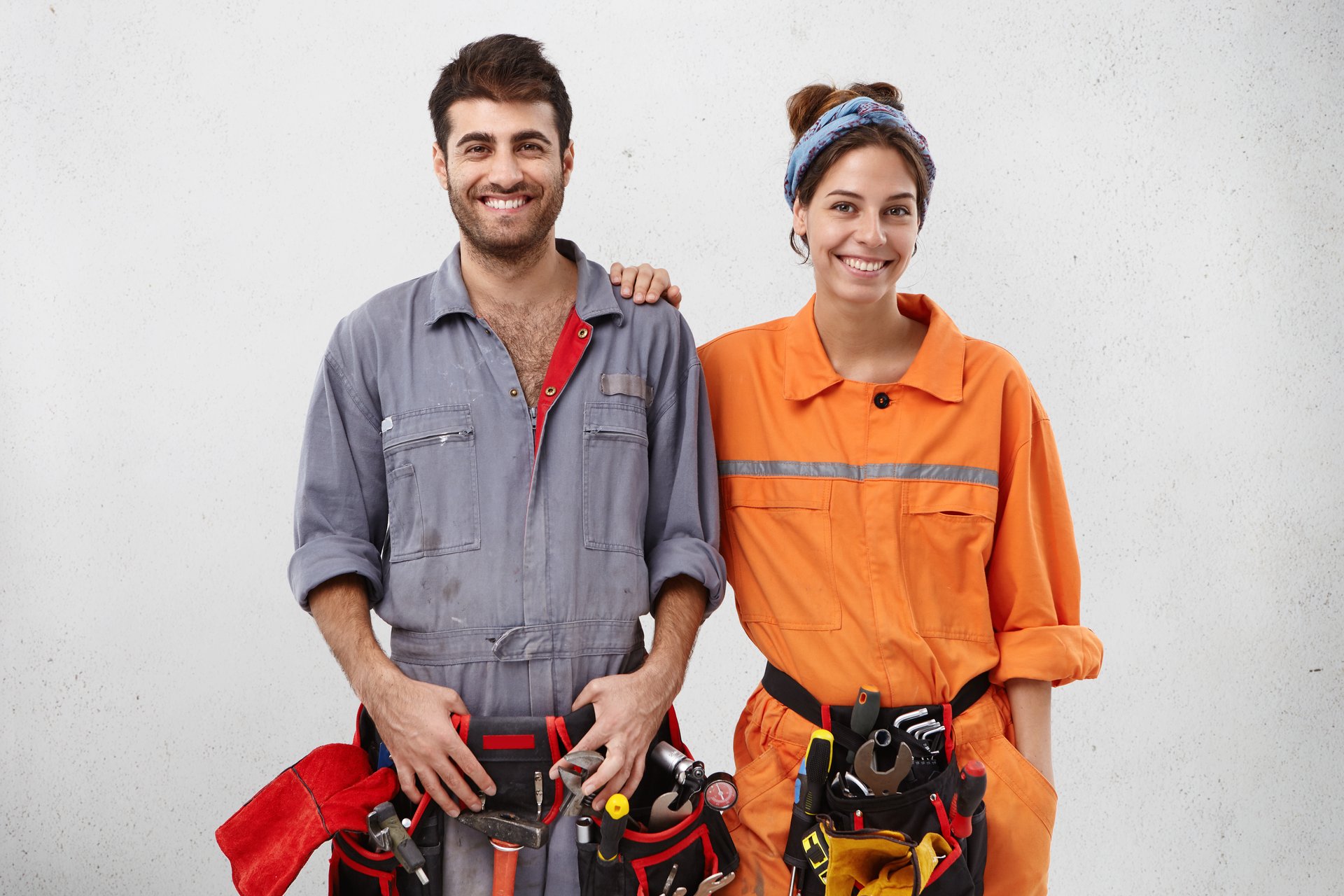 Ein Bild von zwei Personen in Handwerkskleidung und mit Werkzeugen