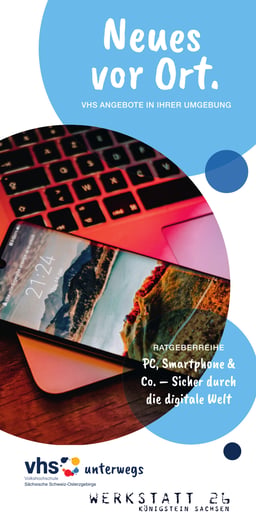 Ein Bild von einem Smartphone, das auf einer Laptop-Tastatur liegt. Titel: Neues vor Ort – VHS-Angabote in Ihrer Umgebung