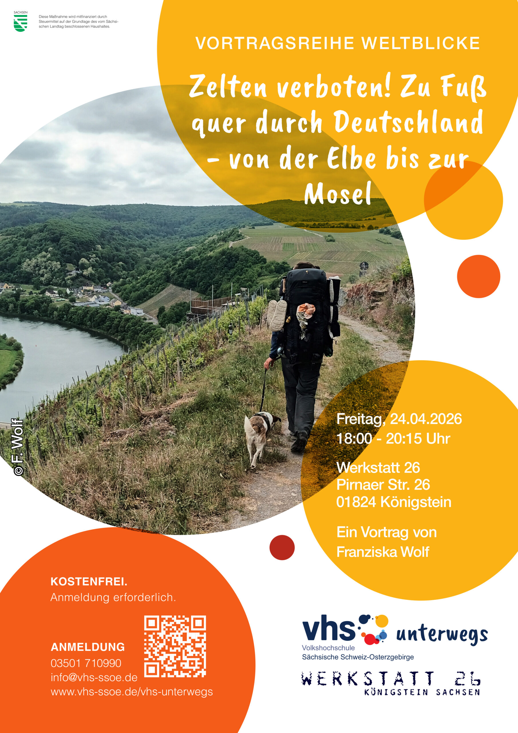 Werbeplakat mit kreisen in Orange und Gelb. Man sieht in einem der Kreise einen Ausschnitt der Mosel mit grünen Wiesen, und einem abschüssigen Weg. Außerdem einen Wanderer mit einem Wanderrucksackt und einen kleinen Hund.
