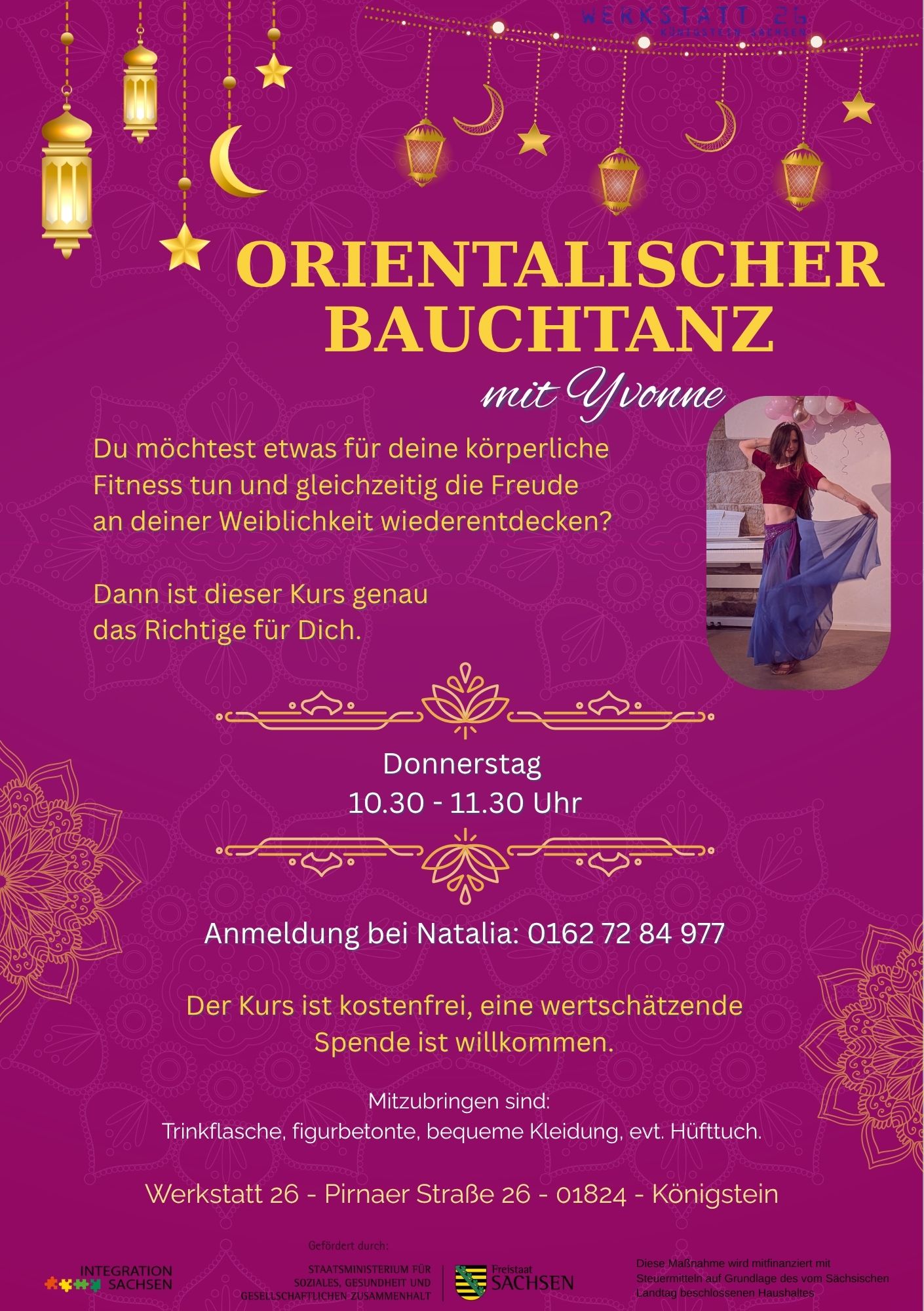 Einladung zum Bauchtanzten lernen. Der Hintergrund des Plakat ist violett mit goldgelben Buchstaben. Orientalischen Ornamente, Laternen und Sterne als Dekorationselemente.