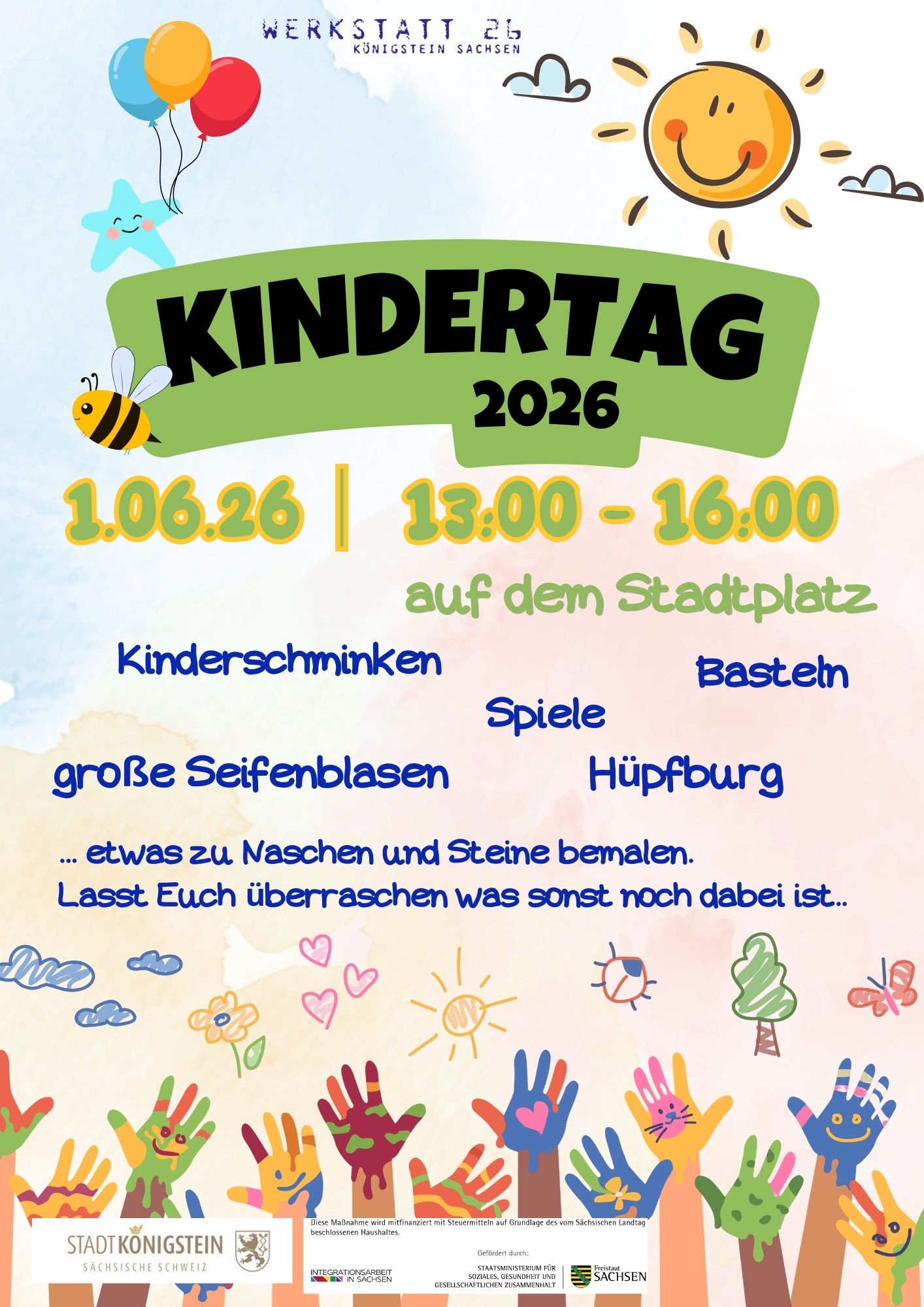 Plakat für den Kindertag. Der Hintergrund ist im oberen Bereich hellblau, imunteren Bereich rose. Oben im Bild ist eine lächelnde Sonne und eine blauer Seestern mit Ballons in der Hand. Im unterren Bild sind viele Kinderhände in verschiedenen Hautfarben zu sehen. Die Hände sind mit farbe memalt.