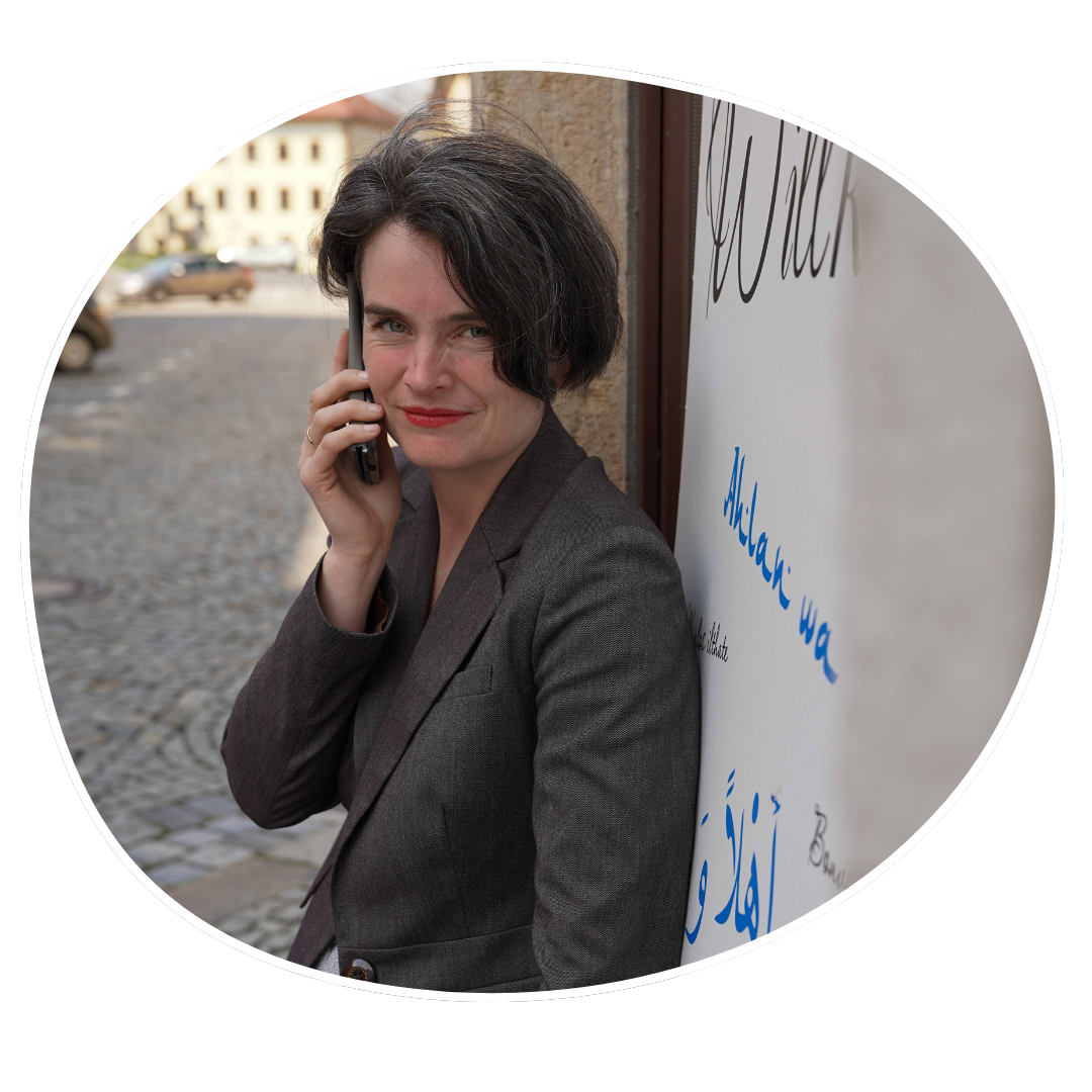Juliane mit Telefon am Ohr