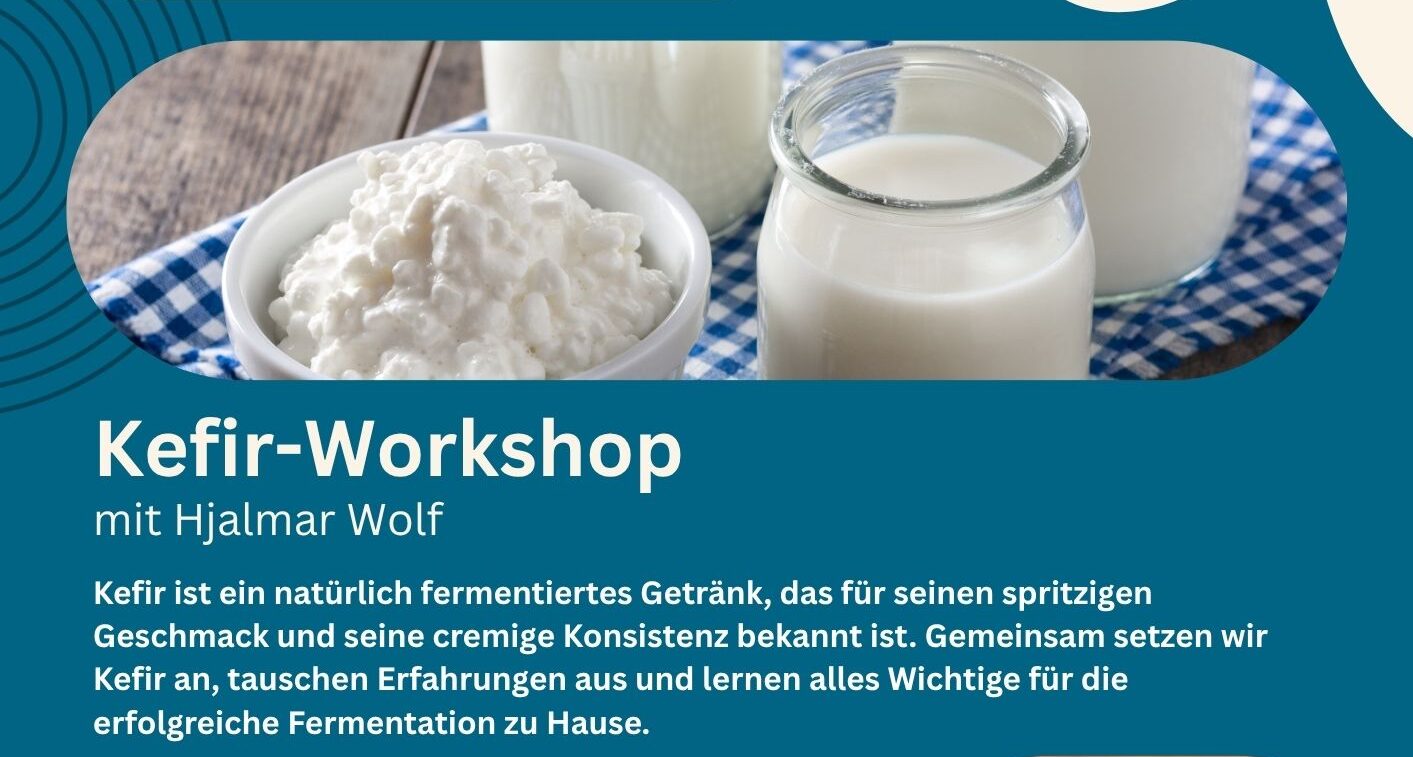 Plakat Kefir-Workshop. Selbe Inhalt wie auf der Website. Grünblauer Hintergrund mit Milchflaschen und einer Glasschüssel mit Kefir